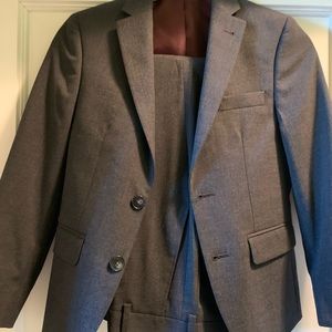 Joseph Abboud Beautiful Dark grey Boy size 10 Suit